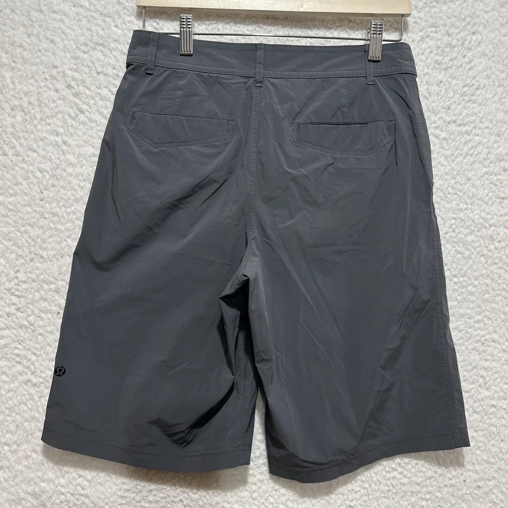 LULULEMON ATHLETICA‎ Men's Size 30 Gray Shorts Stretch Pockets Belt Loops Logo